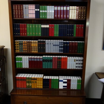 Engelse boekenkast, Antieke Engelse boekenkast